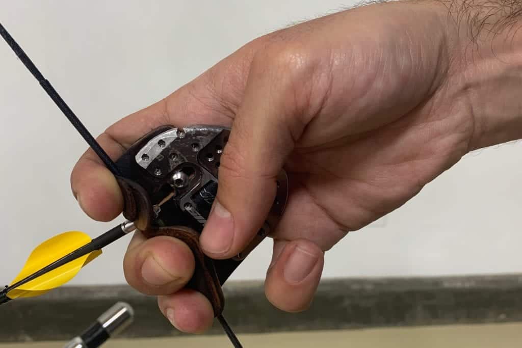 recurve archery draw hand finger position 2