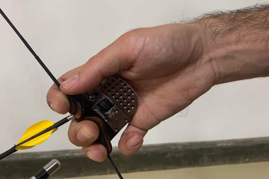 recurve archery draw hand finger position 1